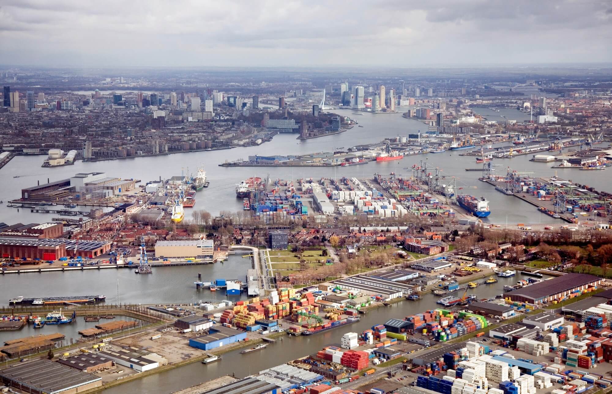 Rotterdam’s port area is the place where many hydrogen related developments take shape. Photo: Kunst en Vliegwerk.