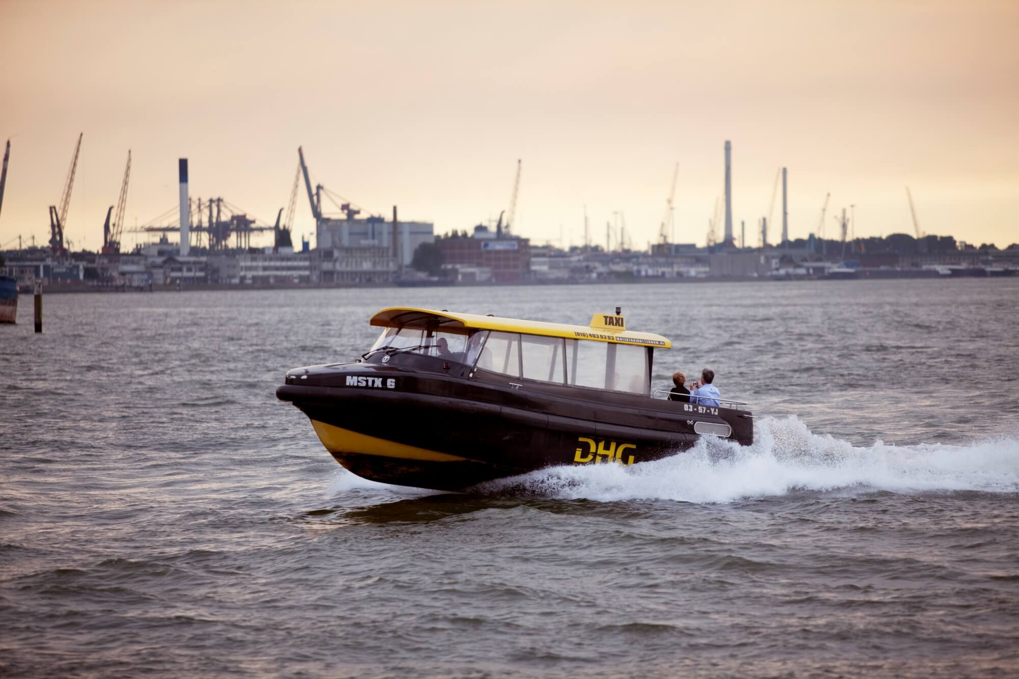 rotterdam-watertaxi-industrie-haven