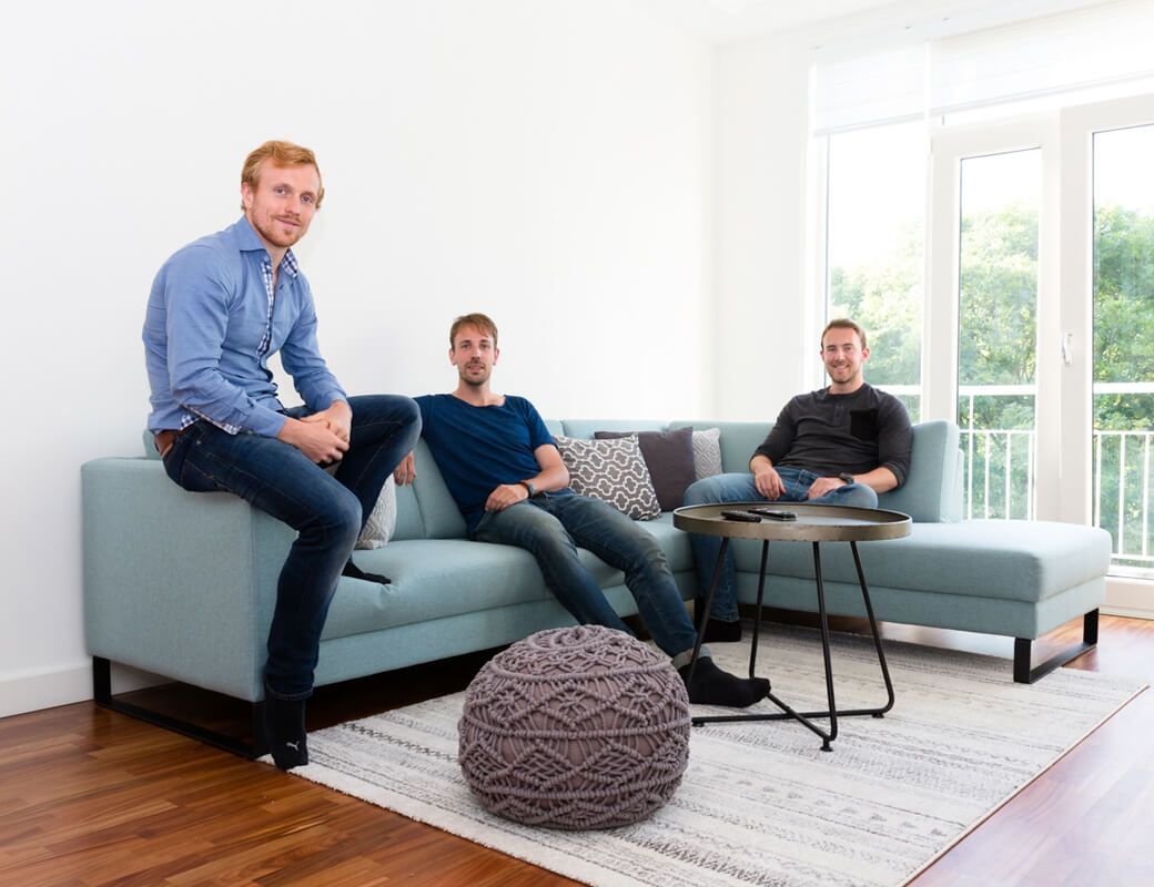 arne-rene-simon-op-bank-in-woning-middelland-rotterdam-rotterdam-partners