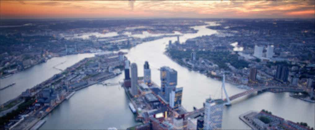 Wherever you are in Rotterdam, the river Maas is always near. Header photo: Gerhard van Roon, Kunst en Vliegwerk