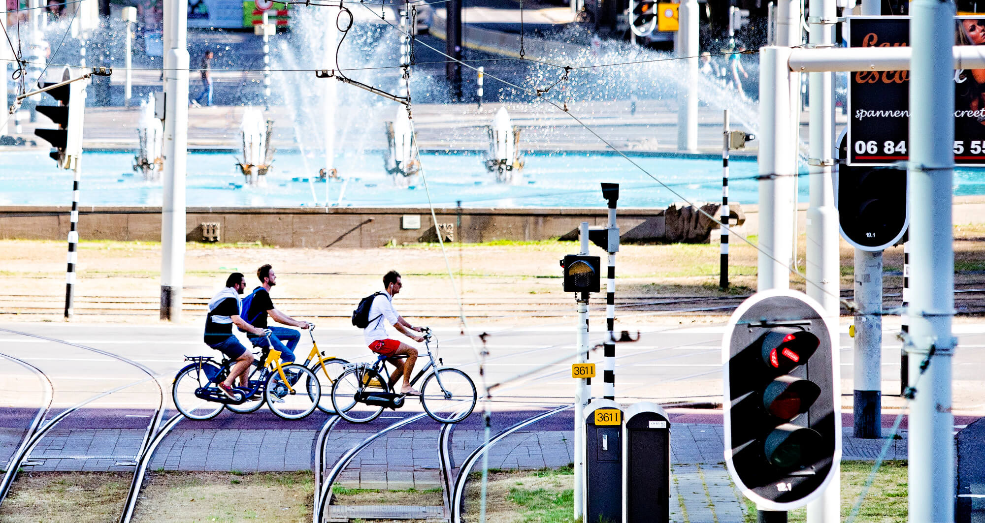 Picture of cyclists crossing Hofplein in Rotterdam city centre. Photo: Iris van den Broek