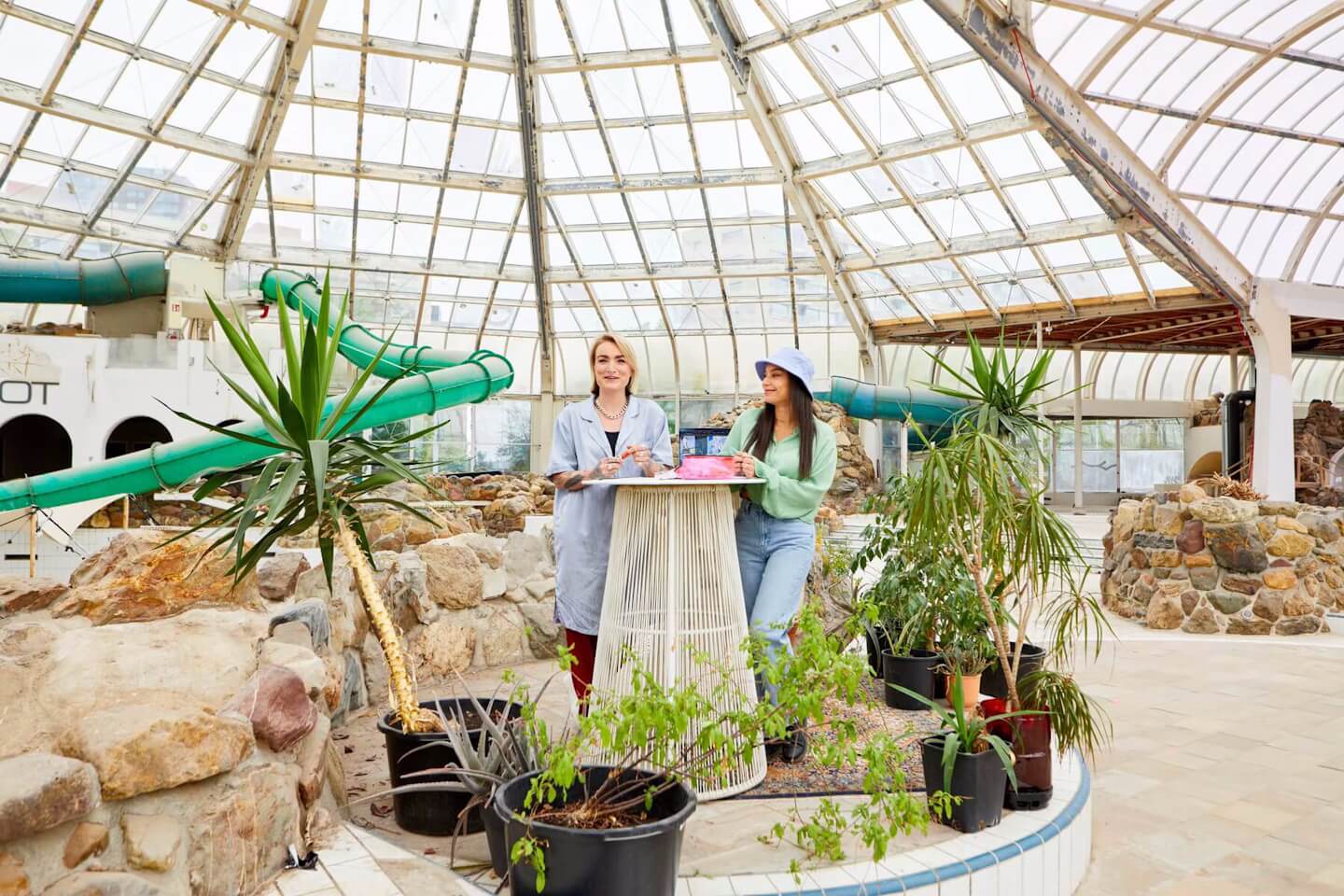 Photo of circular entrepreneurs posing at BlueCity. Photo by Willem de Kam.