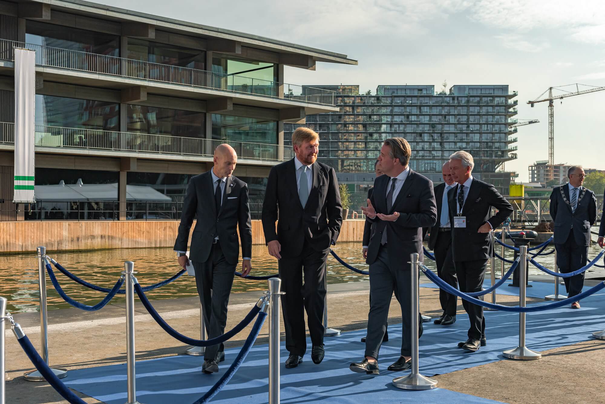 Photo: King Willem-Alexander talking to Nanne de Ru at the opening of the Floating Office Rotterdam. Photo: Sebastian van Damme
